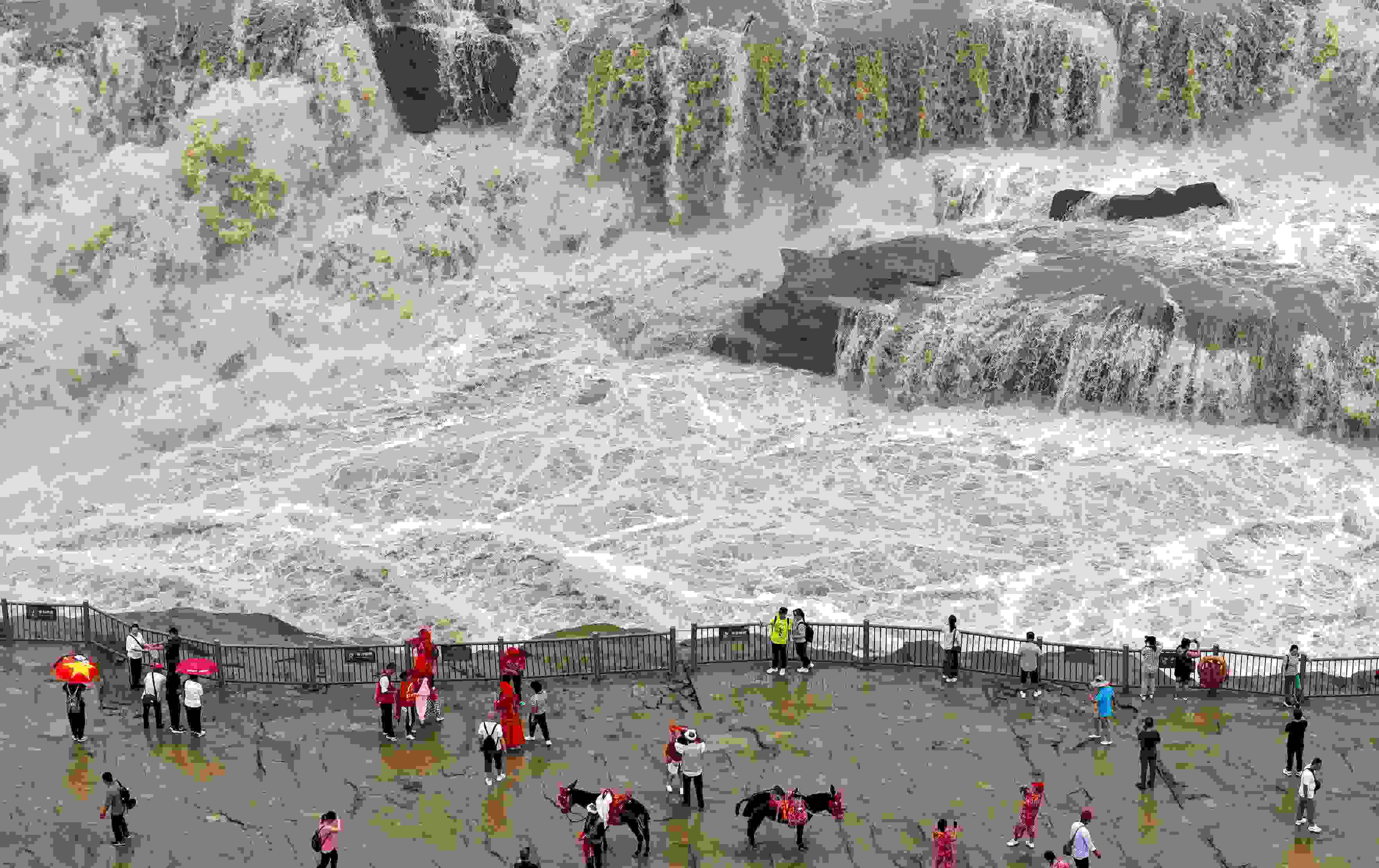 △9月9日，游客在黃河壺口瀑布景區(qū)游覽。