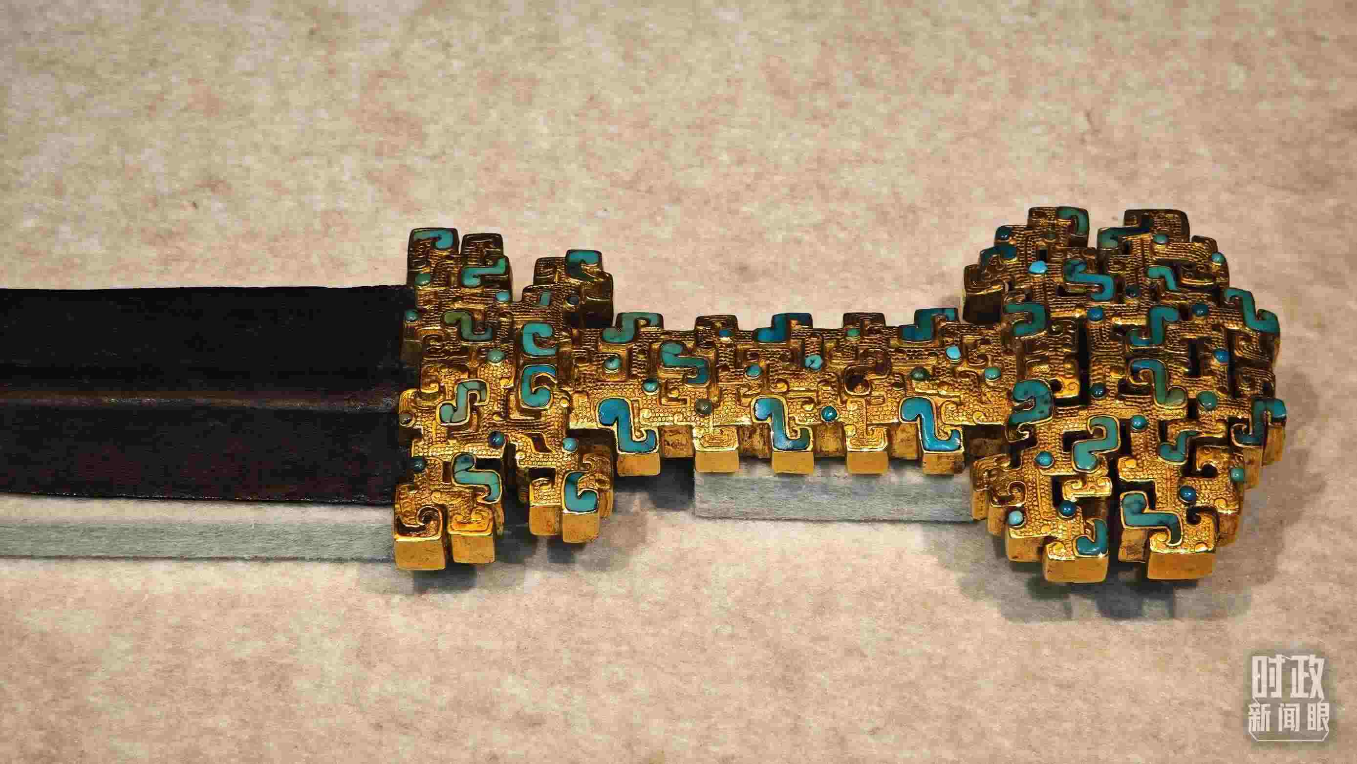 △這是1992年寶雞市益門二號墓出土的金柄鐵劍，劍柄嵌有綠松石。（總臺央視記者彭漢明拍攝）