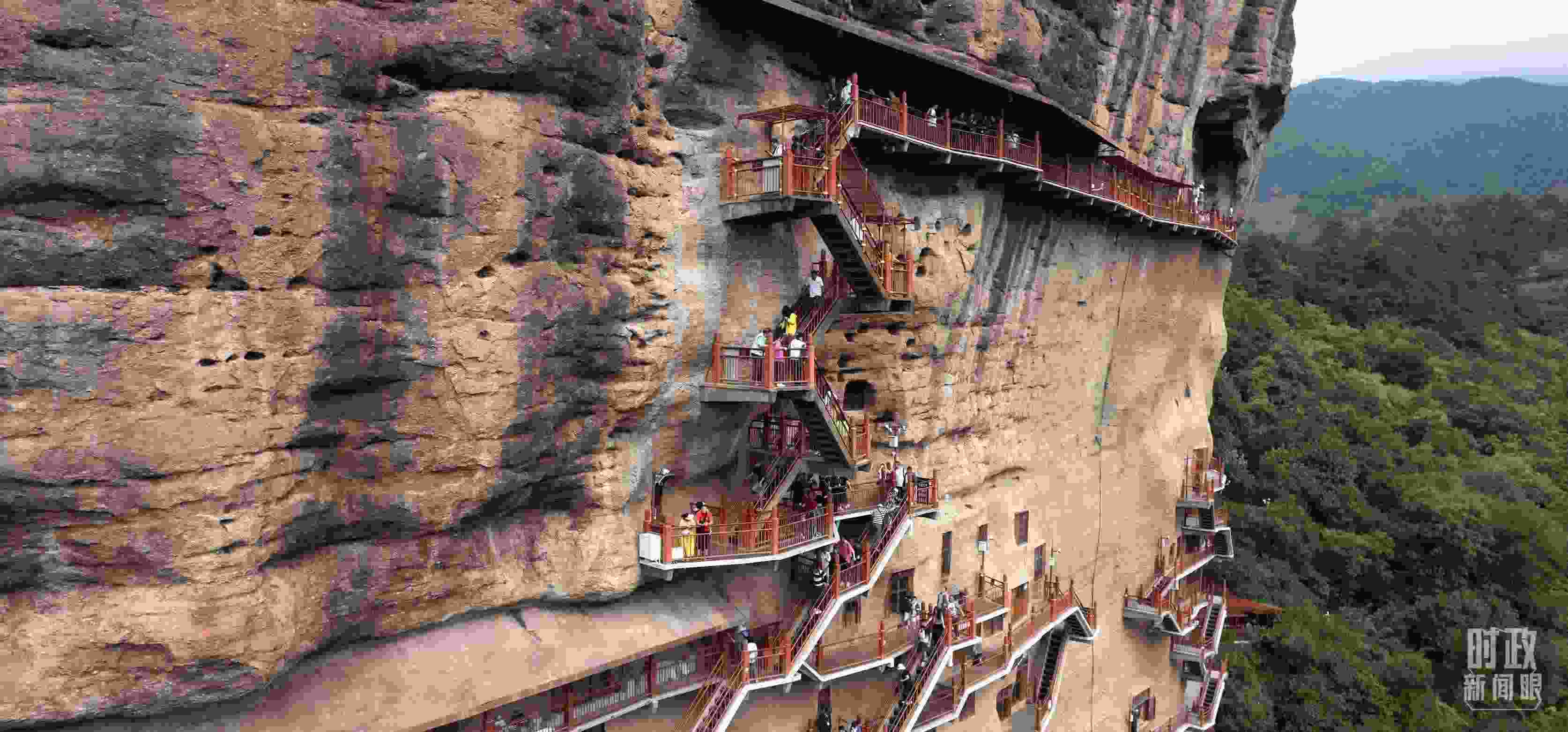 △麥積山石窟是國家5A級旅游景區(qū)，2024年上半年累計接待游客57萬人。（總臺國廣記者李晉拍攝）