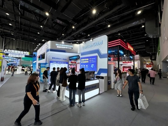 觀眾在展區(qū)了解相關(guān)金融服務(wù)。人民網(wǎng)記者 黃盛攝