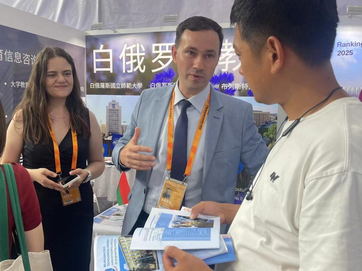 觀眾在展臺咨詢。人民網(wǎng)記者 何旭攝