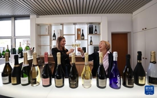 9月13日，在法國蘭斯附近的希尼萊羅斯，人們在佳醍亞總部享用香檳酒。新華社記者 高靜 攝