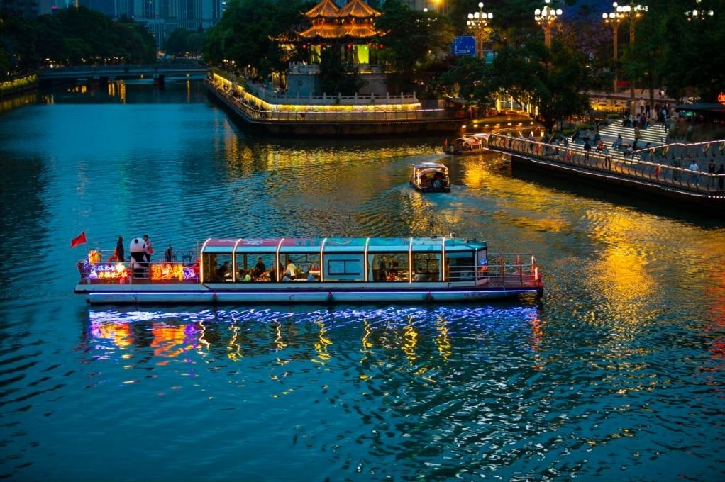 成都“夜游錦江”火鍋船。（唐斌治 攝）
