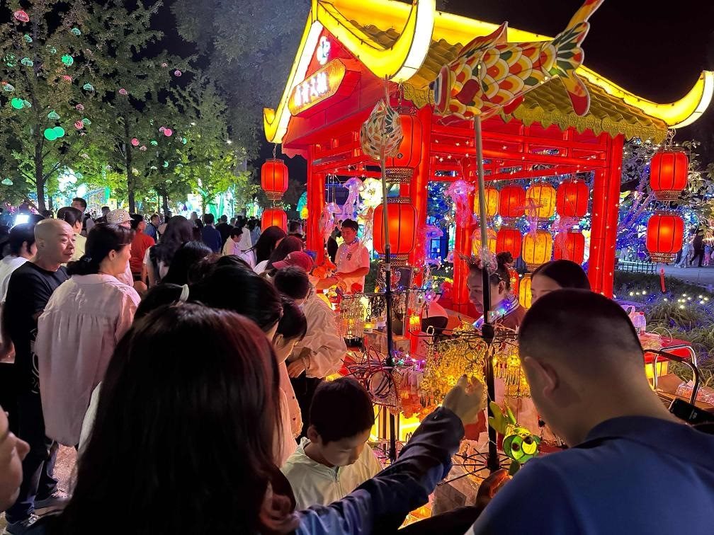 市民游客在2024年北京中秋國慶彩燈游園會上選購特色文創(chuàng)商品。新華社記者楊淑君 攝