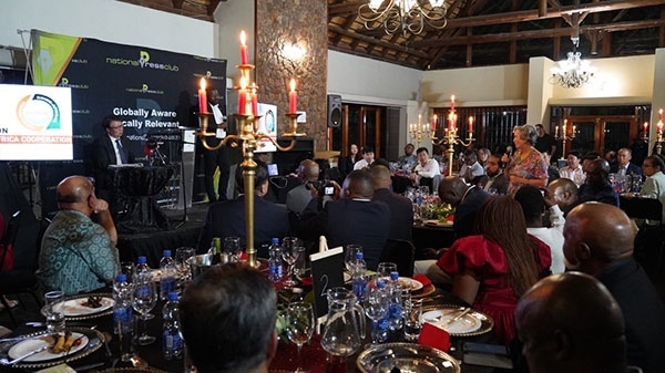 吳大使回答記者提問。人民網(wǎng) 劉暢攝