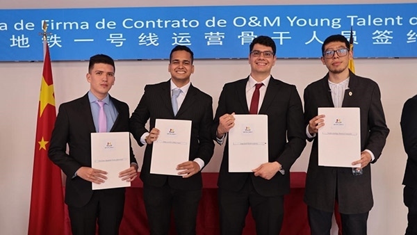 當(dāng)?shù)貢r(shí)間9月13日，40名哥倫比亞青年與中企承建運(yùn)營(yíng)的波哥大地鐵一號(hào)線項(xiàng)目簽約，不久將前往中國(guó)進(jìn)行為期15個(gè)月的專業(yè)地鐵知識(shí)培訓(xùn)。圖為部分學(xué)員在簽約儀式上展示所簽的協(xié)議。 波哥大地鐵一號(hào)線項(xiàng)目供圖