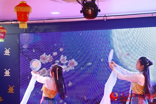 巴西華僑華人表演舞蹈《千里共嬋娟》。人民網(wǎng)記者 陳海琪攝