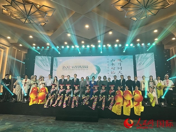 兩國嘉賓與中越藝術(shù)家現(xiàn)場(chǎng)合影。人民網(wǎng)記者 楊曄攝