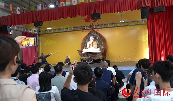 日本少林寺拳法青年代表團(tuán)觀看少林拳表演。人民網(wǎng)記者 張麗婭攝