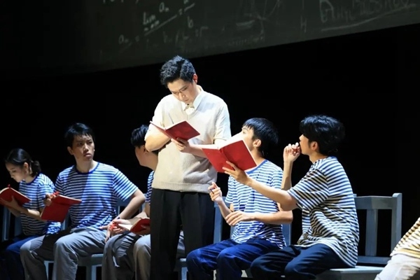 清華大學(xué)原創(chuàng)話劇《馬蘭花開》在國(guó)家大劇院上演。校方供圖