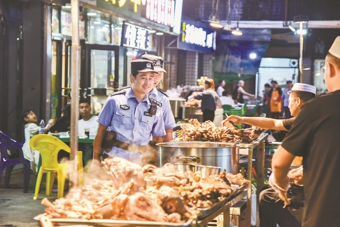 8月9日，甘肅省華亭市公安局組織民警輔警在夜市開展巡邏檢查。張亞強(qiáng)攝