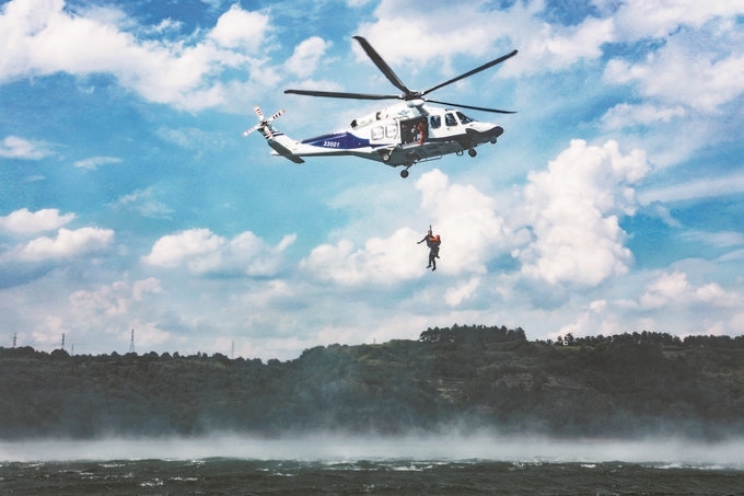 ▼7月17日，浙江省新昌縣公安局聯(lián)合浙江省公安廳警務(wù)航空隊(duì)在長詔水庫水域及周邊開展救援演練。王樟林?jǐn)z