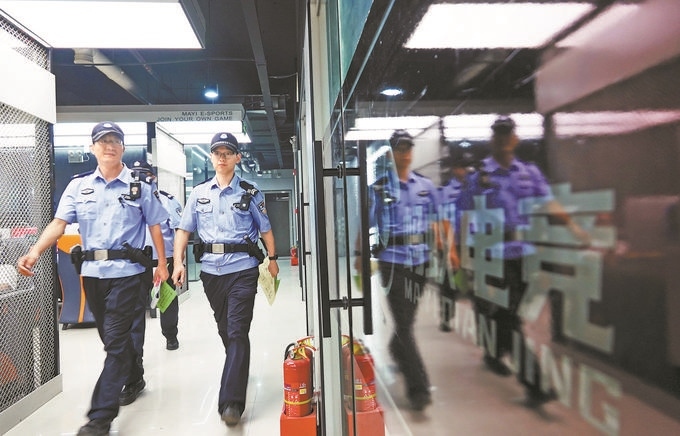 ▲7月6日，山西省新絳縣公安局龍興派出所組織警力對網(wǎng)吧等場所進(jìn)行集中治安檢查。高新生攝