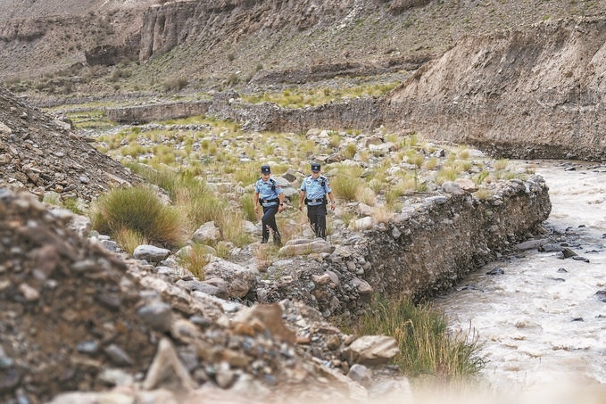 7月19日，新疆邊檢總站克州邊境管理支隊(duì)康蘇邊境檢查站民警輔警來到轄區(qū)烏恰縣康蘇水庫開展巡邏。明懿攝