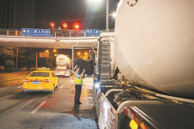 7月25日，陜西省西安市公安局交警支隊(duì)開展全市中重型貨車及面包車違法異地互查整治行動(dòng)。孫崇明攝