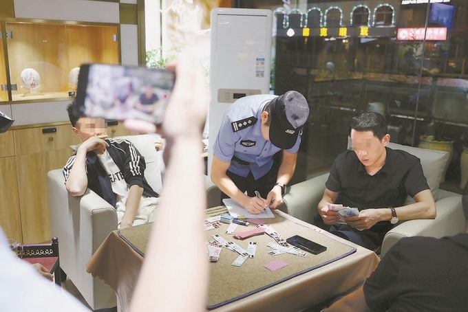 9月7日，云南省昆明市公安機(jī)關(guān)對棋牌室開展檢查。