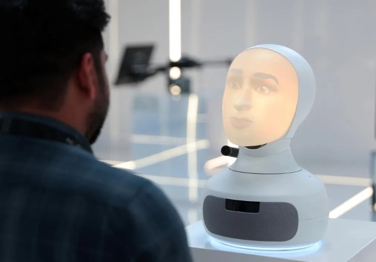 2024年9月12日，在沙特阿拉伯首都利雅得舉行的第三屆全球人工智能峰會上，一名參會者與“對話機器人”交流。新華社記者 王東震 攝