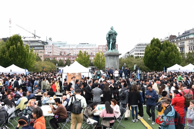 “天涯共此時(shí)——中秋游園會(huì)”在斯德哥爾摩國王花園舉辦。人民網(wǎng)記者 殷淼攝