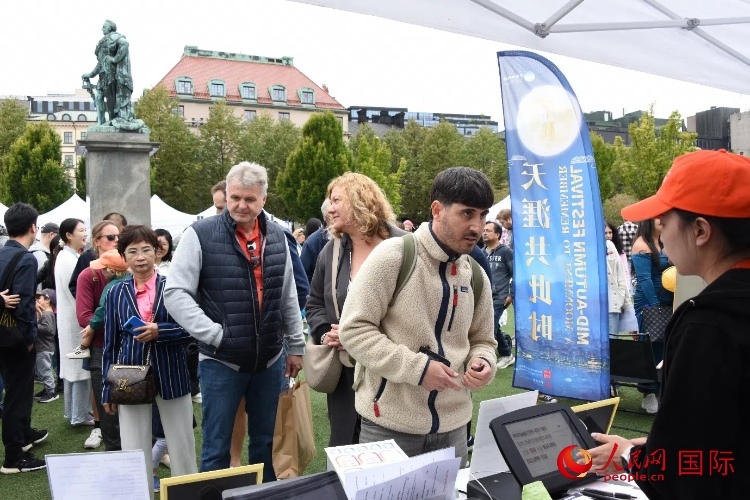 排隊(duì)等候品嘗中國美食的游客。人民網(wǎng)記者 殷淼攝