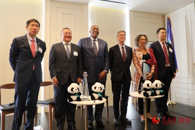 萊索托國(guó)王萊齊耶三世、中國(guó)常駐聯(lián)合國(guó)代表傅聰?shù)燃钨e出席活動(dòng)。人民網(wǎng)記者 李志偉攝