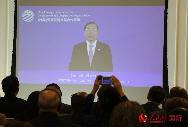 全球能源互聯(lián)網(wǎng)發(fā)展合作組織主席、中國(guó)電力企業(yè)聯(lián)合會(huì)理事長(zhǎng)辛保安通過(guò)視頻方式致辭。人民網(wǎng)記者 李志偉攝