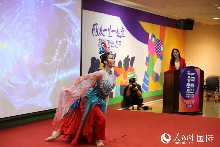 中國演員在中國文化周開幕式上表演舞蹈。人民網(wǎng)記者 莽九晨攝