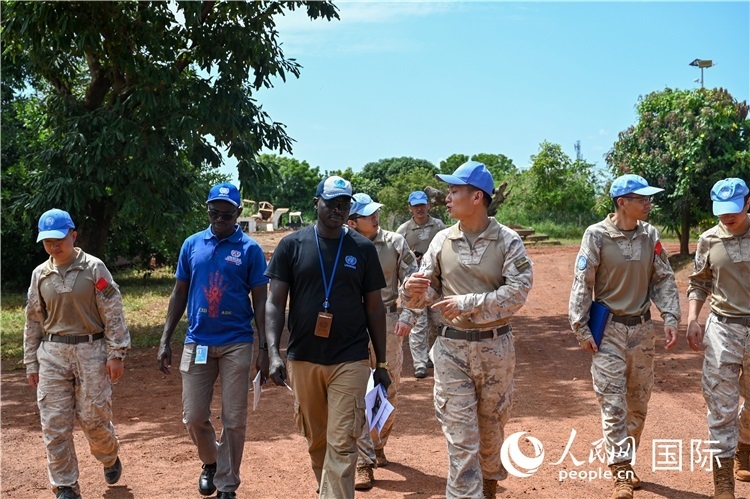 圖2 檢查組實(shí)地查驗(yàn)。孫千攝