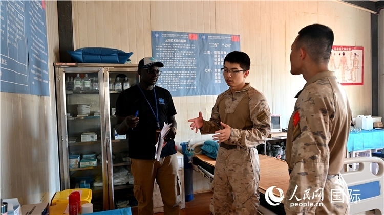 圖4 介紹醫(yī)療設(shè)施。孫千攝