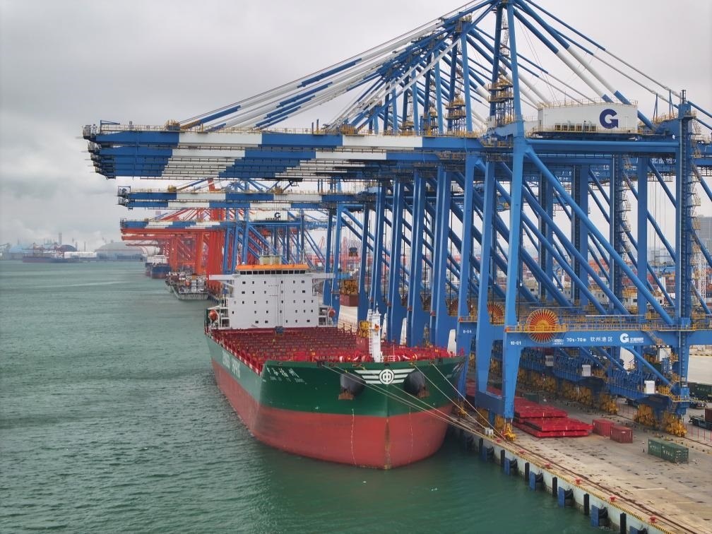 2月23日拍攝的廣西北部灣港欽州港區(qū)的碼頭堆場(chǎng)（無(wú)人機(jī)照片）。新華社記者 周華 攝