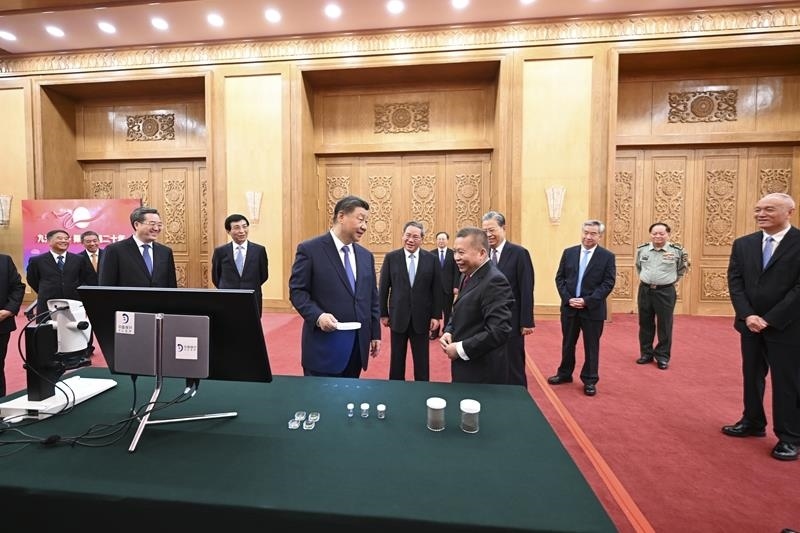 △2024年9月23日，習(xí)近平總書記等參觀月球樣品和探月工程成果展覽。