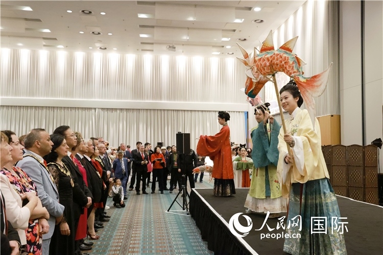 2、留學生表演了漢服展示《絲路霓裳》。邢雪攝