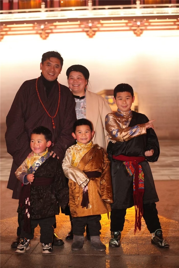 康定的節(jié)日氛圍多元和諧。圖為2024年元宵夜，洛讓銀登一家五口在旅行中拍攝的合影。資料圖片