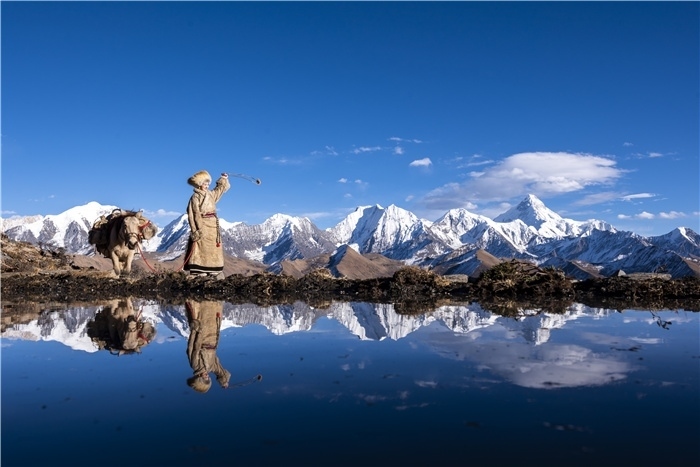 貢嘎山下的放牧人。林革文攝