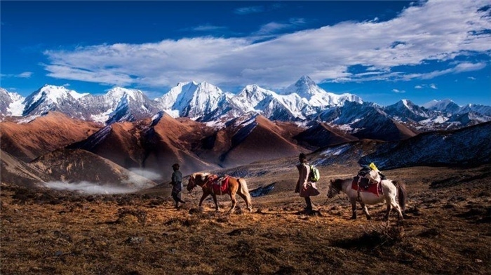 “守護(hù)貢嘎”是當(dāng)?shù)卮迕駱闼氐男拍詈妥园l(fā)的行動(dòng)。圖為貢嘎山“馬背巡護(hù)隊(duì)”開展日常巡護(hù)工作 林革文攝