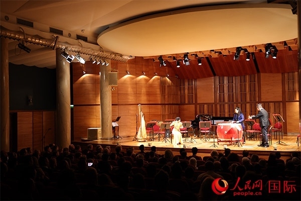 中國歌劇舞劇院的音樂家表演京劇曲牌《夜深沉》。人民網記者 禹麗敏攝