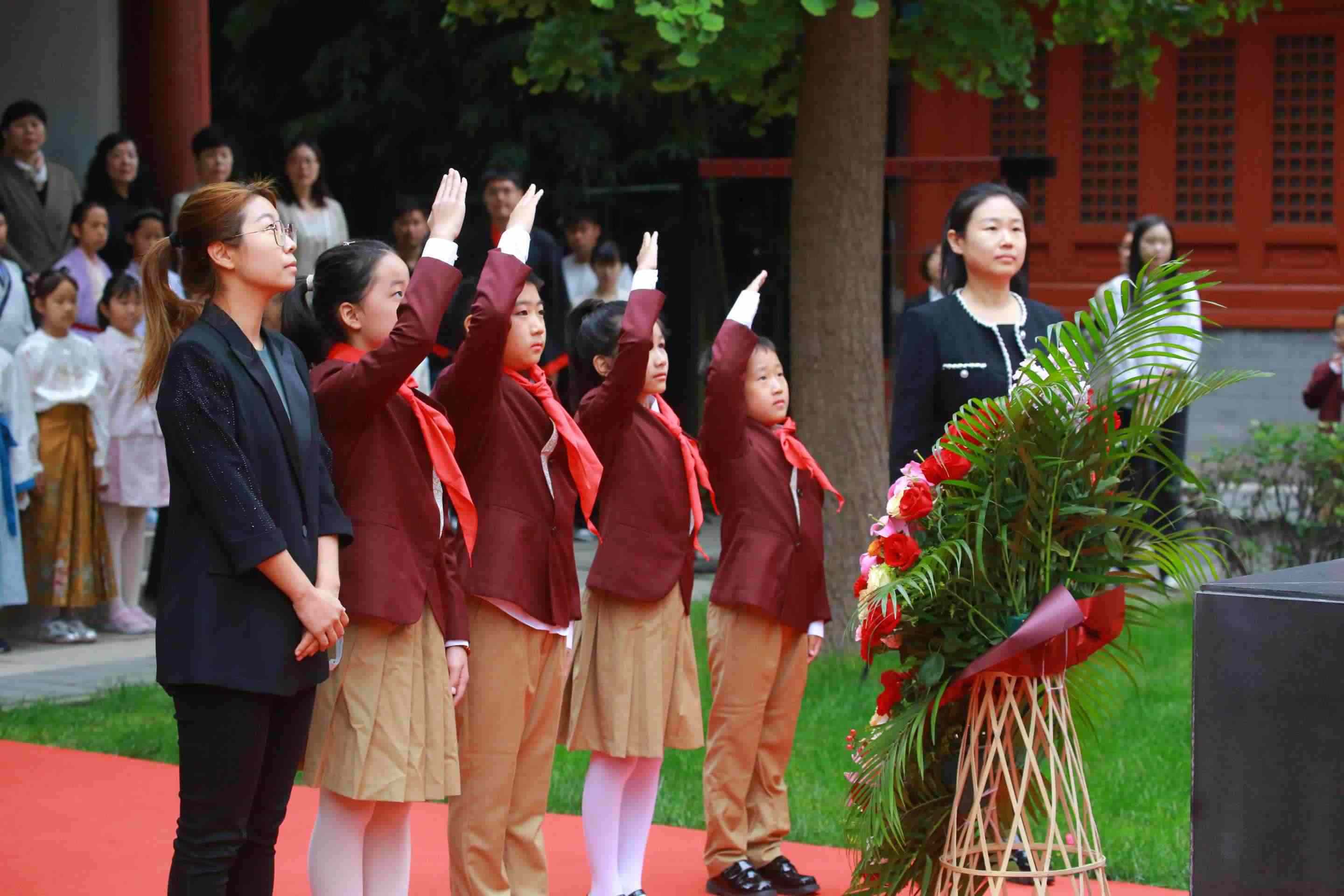 少先隊員敬獻花籃。校方供圖