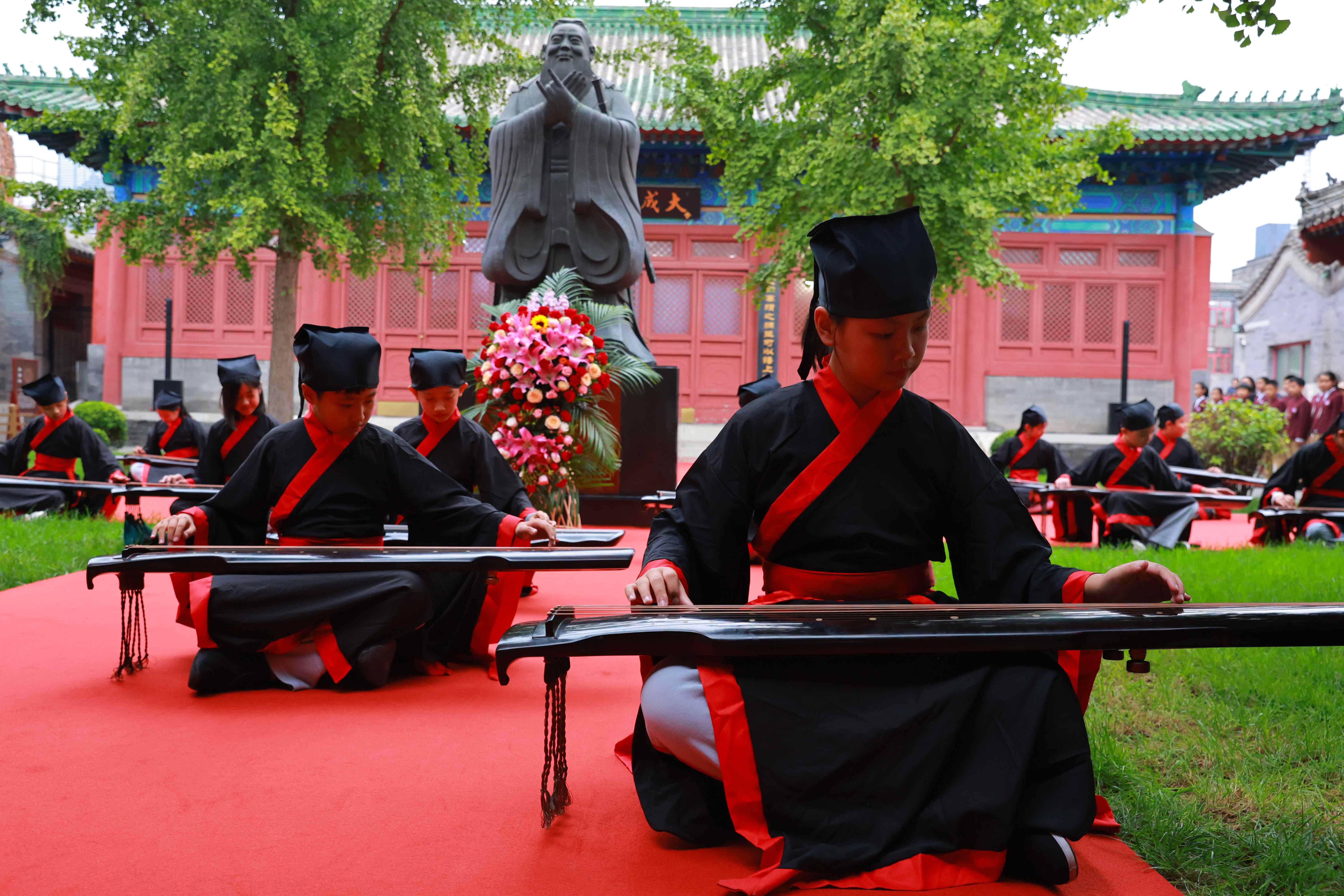 古琴表演《至圣先師孔子歌》。校方供圖