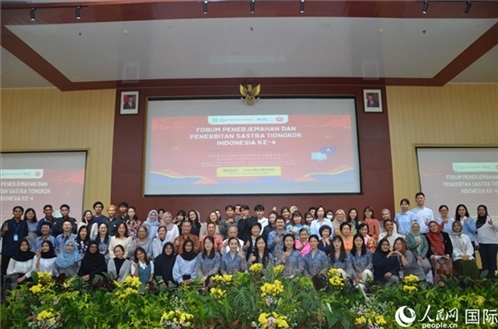 與會(huì)嘉賓與阿拉扎大學(xué)師生合影。人民網(wǎng)記者 李培松攝