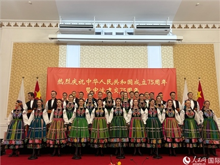 波蘭馬佐夫舍歌舞團(tuán)現(xiàn)場演出。人民網(wǎng)記者 禹麗敏攝