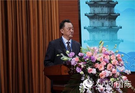 北京語(yǔ)言大學(xué)黨委書(shū)記倪海東在“走進(jìn)中華文明——海絲印記 世遺泉州”主題人文交流活動(dòng)中致辭。人民網(wǎng) 王婧攝