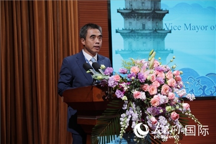 泉州市人民政府副市長(zhǎng)姚飛在“走進(jìn)中華文明——海絲印記 世遺泉州”主題人文交流活動(dòng)中致辭。人民網(wǎng) 王婧攝