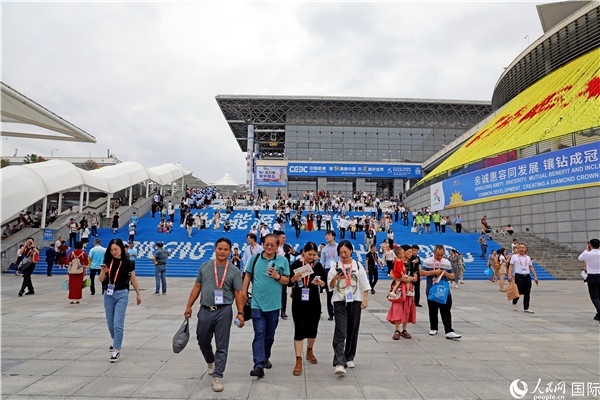 第二十一屆東博會展館外，參觀者步行離場。人民網(wǎng)記者趙益普攝