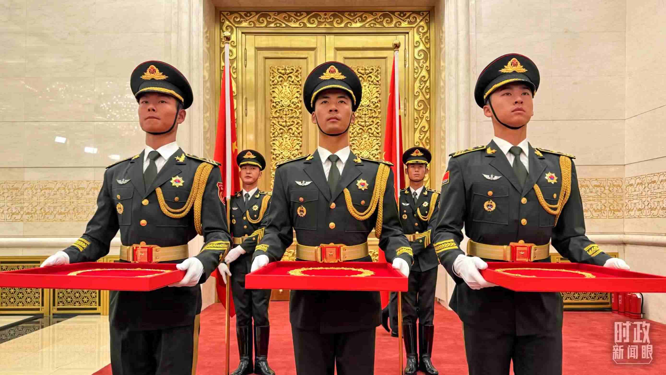 禮兵手捧共和國(guó)勛章、友誼勛章和國(guó)家榮譽(yù)稱(chēng)號(hào)獎(jiǎng)?wù)?。（總臺(tái)央視記者李增仁拍攝）