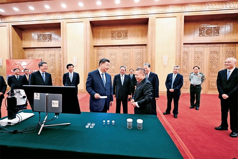 2024年9月23日，黨和國(guó)家領(lǐng)導(dǎo)人習(xí)近平、李強(qiáng)、趙樂(lè)際、王滬寧、蔡奇、丁薛祥、李希等在人民大會(huì)堂接見(jiàn)探月工程嫦娥六號(hào)任務(wù)參研參試人員代表并參觀月球樣品和探月工程成果展覽。這是習(xí)近平等參觀月球樣品和探月工程成果展覽。 新華社記者 謝環(huán)馳/攝