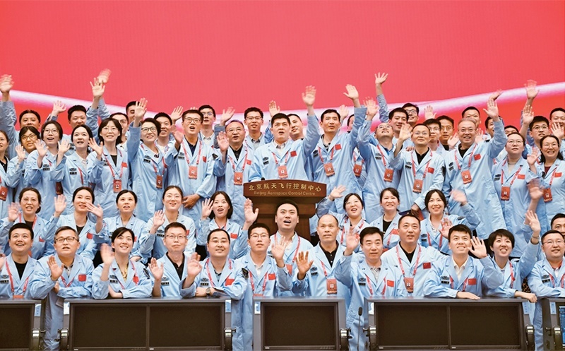 嫦娥六號完成了人類歷史上首次月球背面采樣，突破了多項關(guān)鍵技術(shù)，是我國建設(shè)航天強國、科技強國取得的又一標志性成果，是我國探月工程的重要里程碑。圖為2024年6月25日，嫦娥六號任務(wù)圓滿成功后，工作人員在北京航天飛行控制中心合影。 新華社記者 金良快/攝