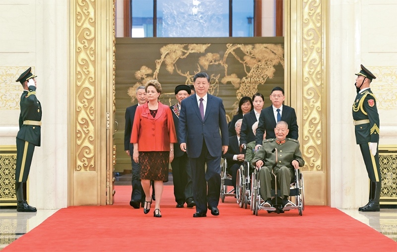 2024年9月29日，中華人民共和國(guó)國(guó)家勛章和國(guó)家榮譽(yù)稱(chēng)號(hào)頒授儀式在北京人民大會(huì)堂金色大廳隆重舉行。中共中央總書(shū)記、國(guó)家主席、中央軍委主席習(xí)近平同國(guó)家勛章和國(guó)家榮譽(yù)稱(chēng)號(hào)獲得者一同步入會(huì)場(chǎng)。 新華社記者 王曄/攝