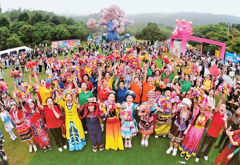 自2014年起，廣西持續(xù)舉辦“廣西三月三·八桂嘉年華”活動，各地民族民俗活動次第登臺，精彩紛呈，這個傳統(tǒng)民族節(jié)慶已演變?yōu)楦髯迦嗣窆蚕砉矘返墓?jié)日盛會和知名文化旅游品牌。圖為2024年4月11日在南寧市拍攝的活動主會場。 新華社記者 周華/攝