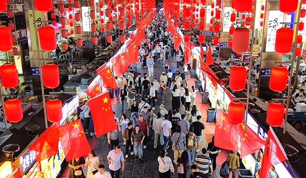 國(guó)慶臨近，河南省洛陽(yáng)市老城歷史文化街區(qū)裝扮一新，國(guó)旗招展，處處洋溢著濃厚的國(guó)慶節(jié)日氛圍。來(lái)源：人民圖片網(wǎng)