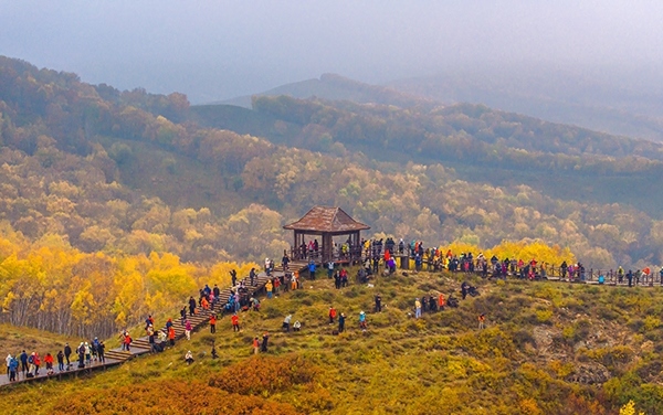 2024年9月27日，內(nèi)蒙古自治區(qū)赤峰市克什克騰旗烏蘭布統(tǒng)景區(qū)層林盡染，游人如織，風(fēng)光如畫。來(lái)源：人民圖片網(wǎng)