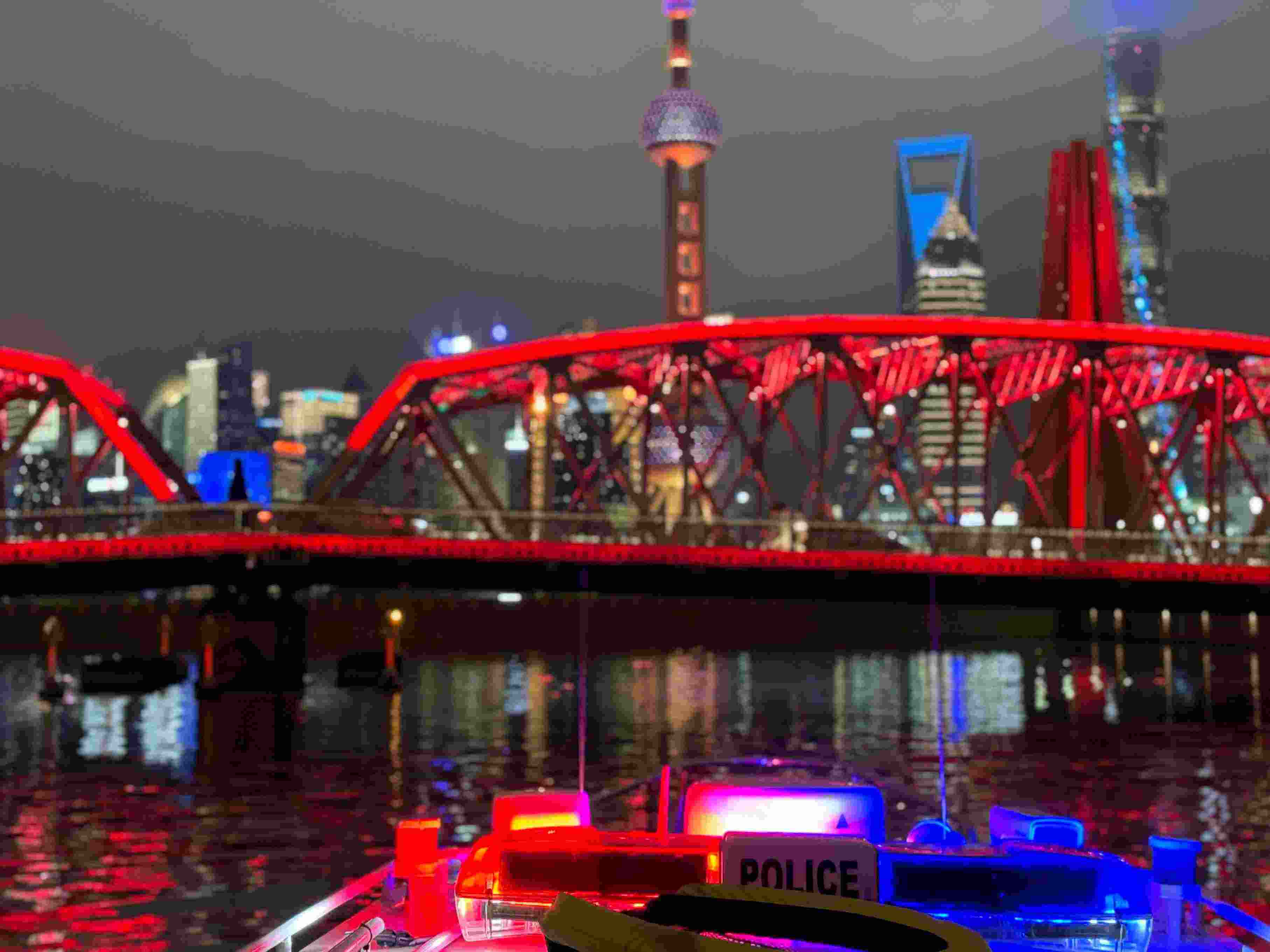 公安艇夜間巡邏。人民網(wǎng)記者 郝萍攝